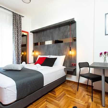 Downtown Luxury Boutique Suites : The Red Suite テッサロニキ エクステリア 写真