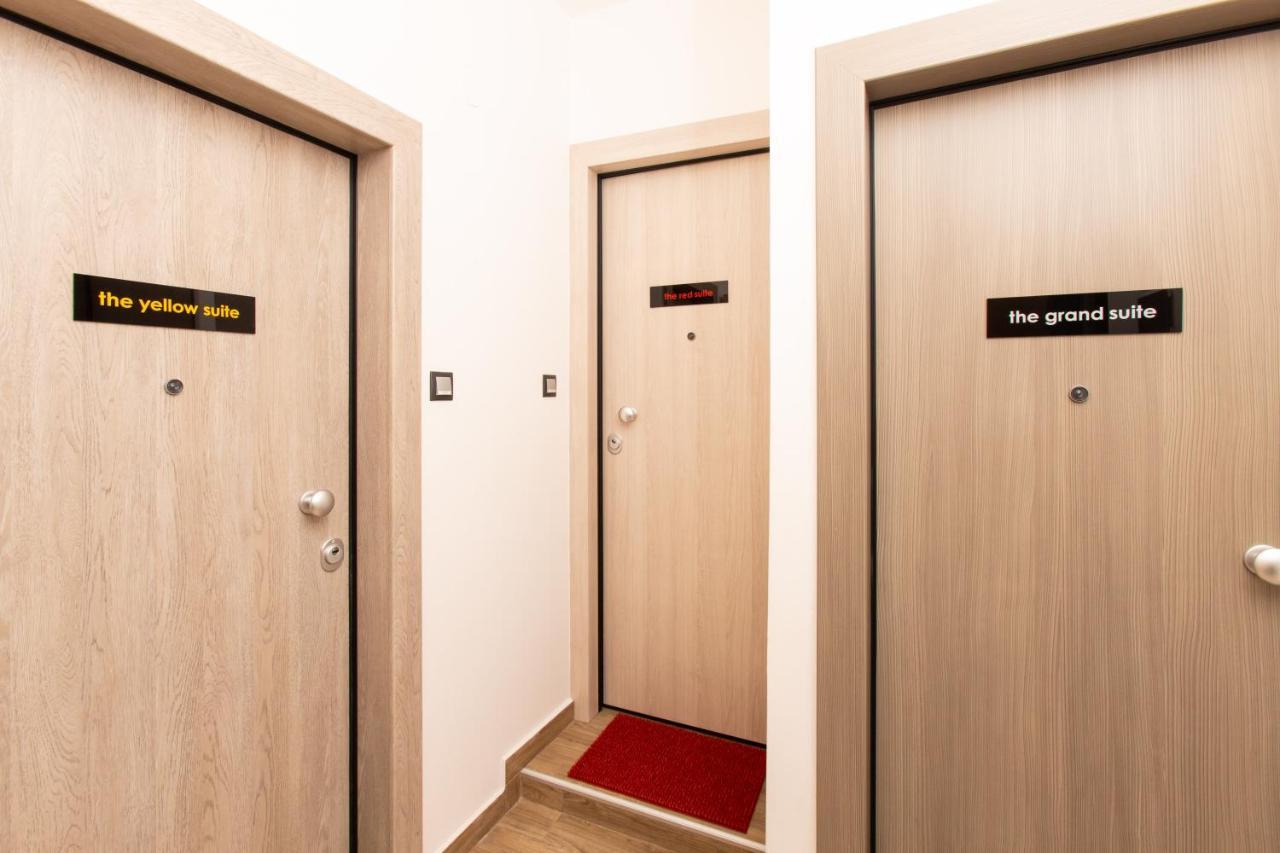 Downtown Luxury Boutique Suites : The Red Suite テッサロニキ エクステリア 写真