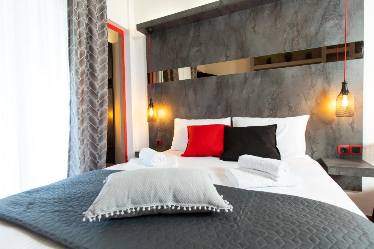 Downtown Luxury Boutique Suites : The Red Suite テッサロニキ エクステリア 写真